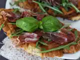 Recept Croffle, vaflový croissant s fíkovou marmeládou, kozím sýrem a iberskou sušenou šunkou.
